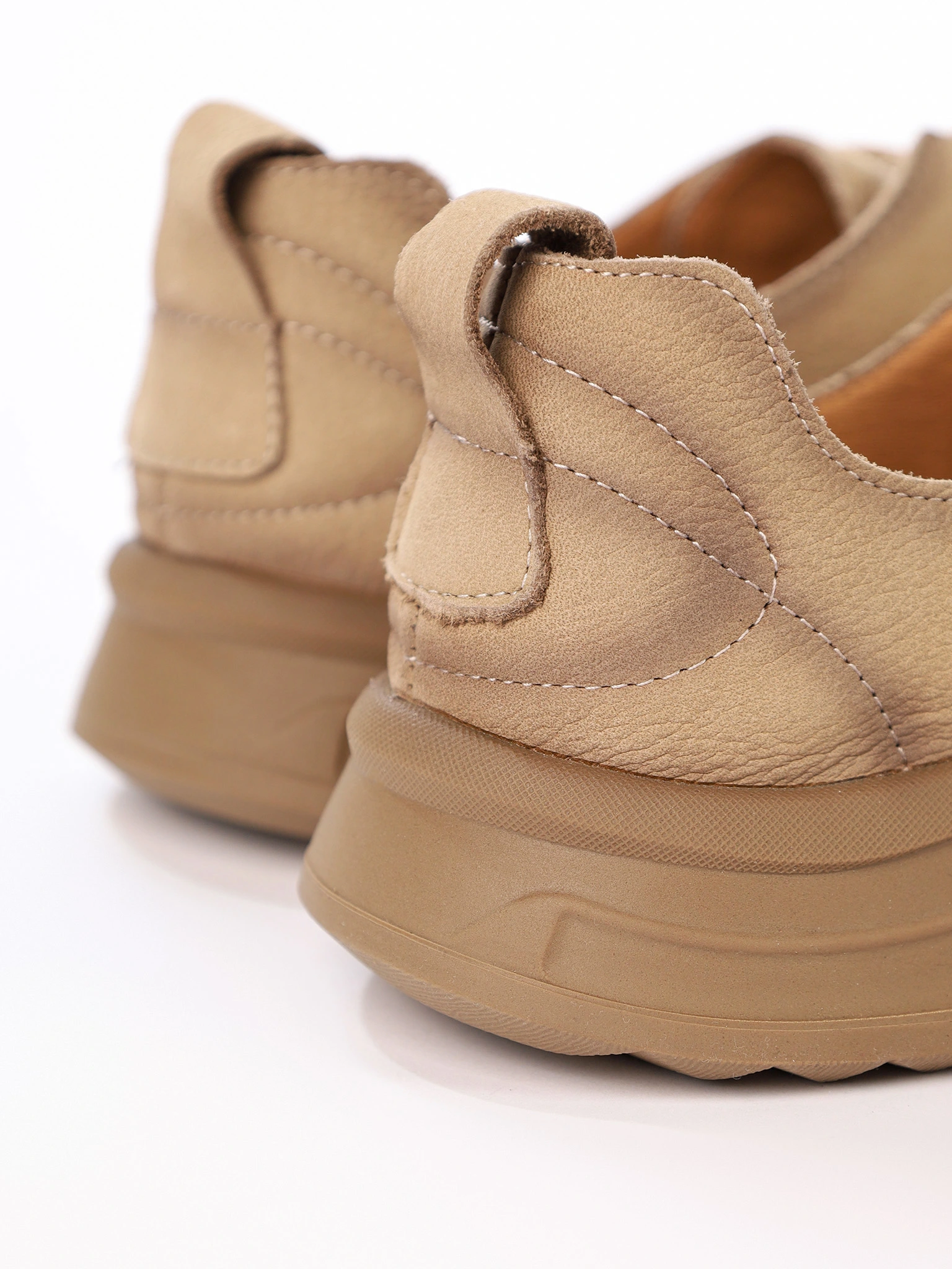 Лоферы бежевого цвета из натурального нубука на низкой подошве